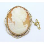 A 9ct gold cameo brooch, 8.