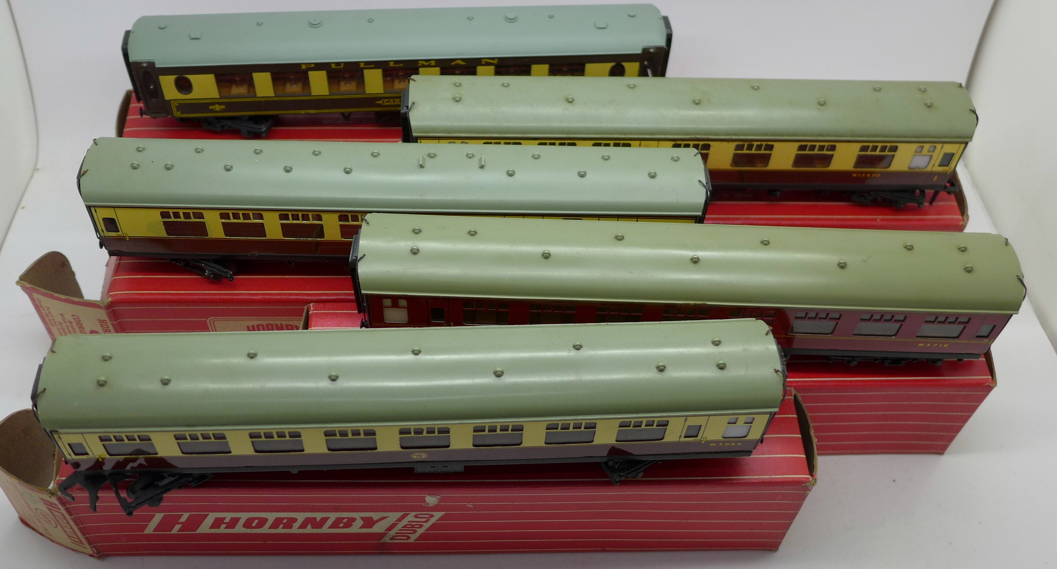 Hornby Dublo model rail; 4070 Restaurant Car and four others, 4036, 4050, 4051 and 4052,