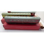 Hornby Dublo model rail; 4083 Suburban Coach and four others, 4052, 4061, 4062 and 4078,