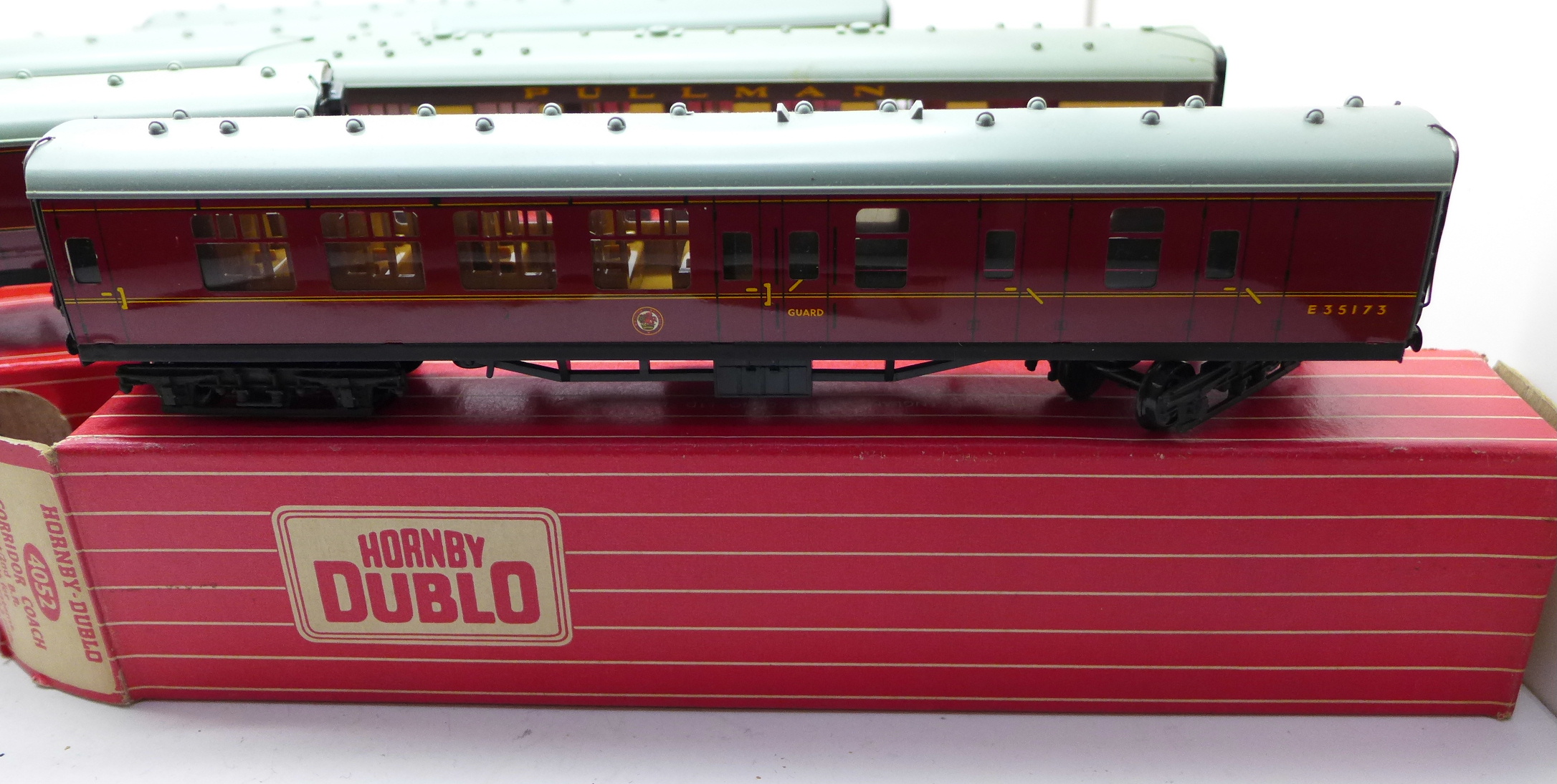 Hornby Dublo model rail; 4075 Brake Van x2 and three others, 4035, 4052 and 4084, - Image 2 of 4