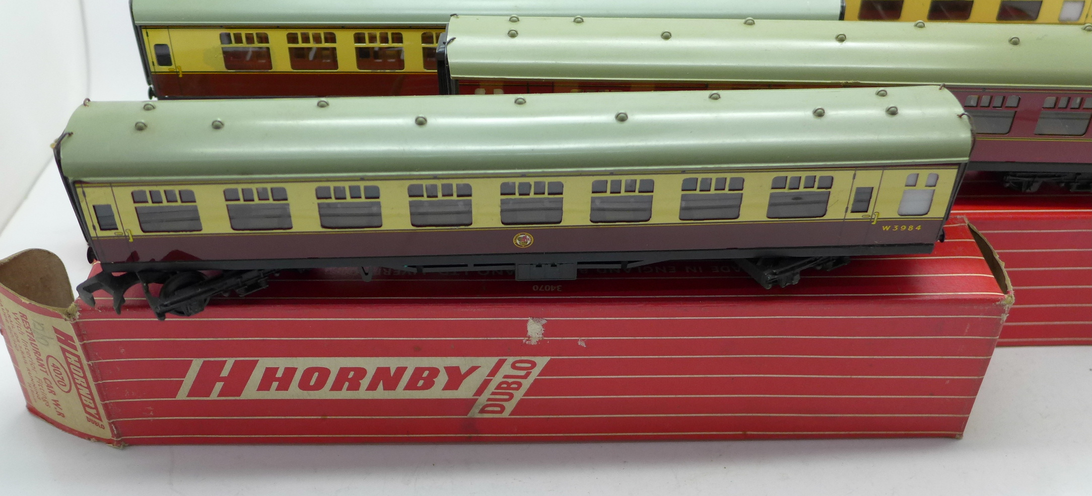 Hornby Dublo model rail; 4070 Restaurant Car and four others, 4036, 4050, 4051 and 4052, - Image 2 of 4