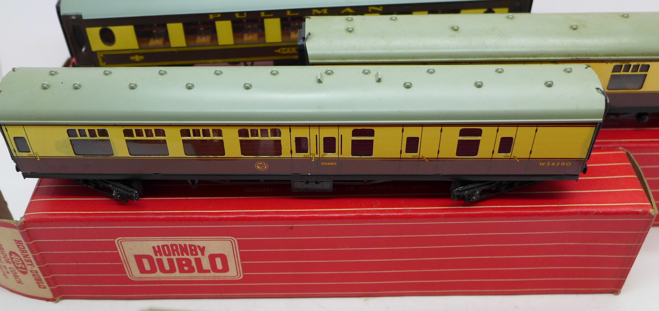 Hornby Dublo model rail; 4070 Restaurant Car and four others, 4036, 4050, 4051 and 4052, - Image 4 of 4