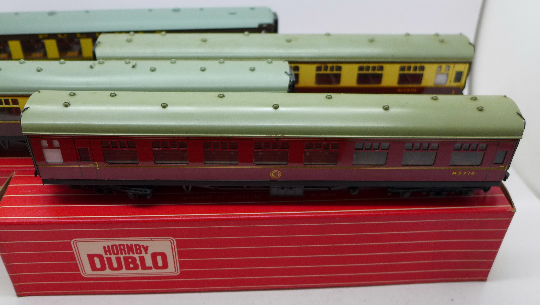 Hornby Dublo model rail; 4070 Restaurant Car and four others, 4036, 4050, 4051 and 4052, - Image 3 of 4