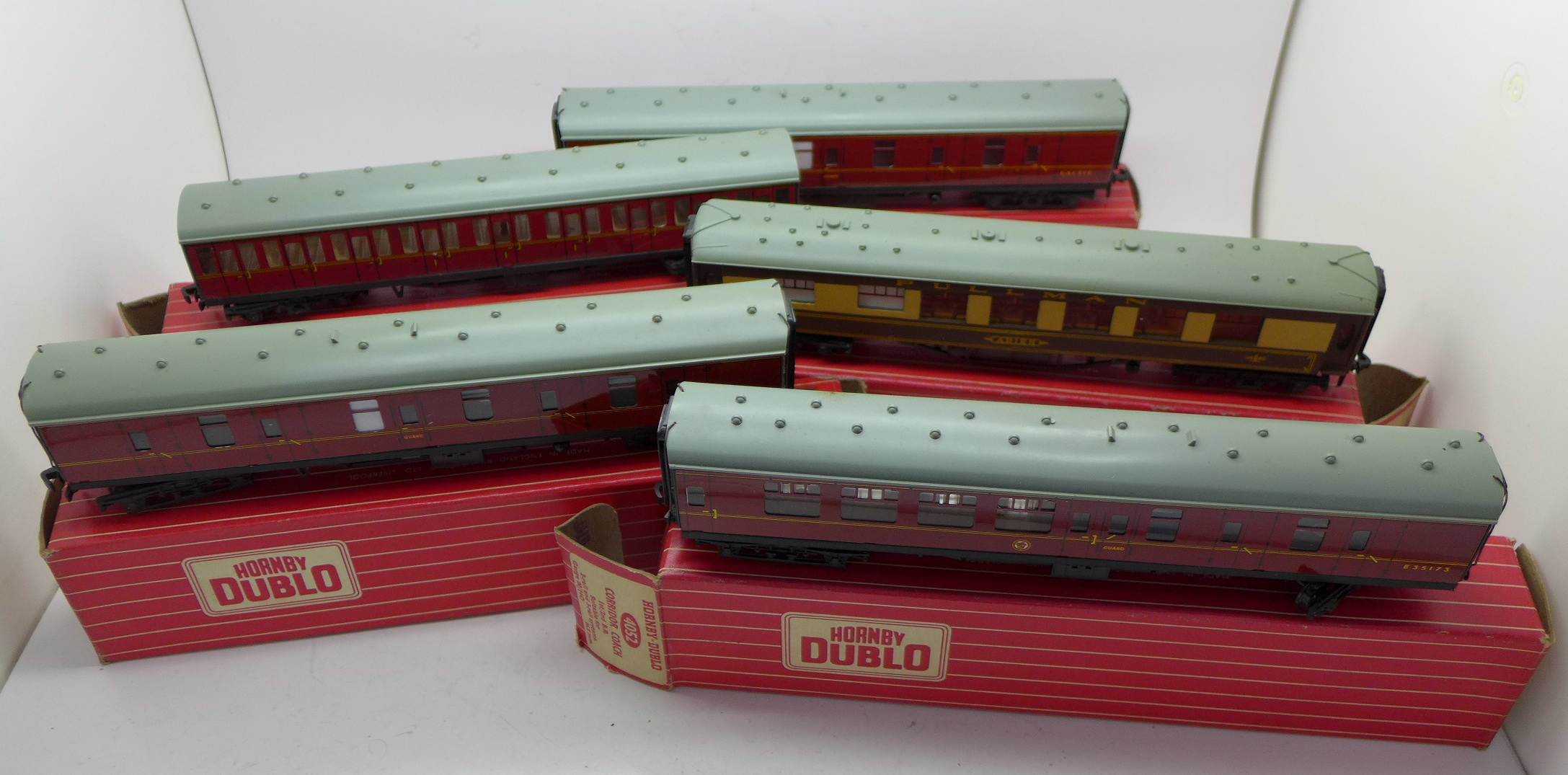 Hornby Dublo model rail; 4075 Brake Van x2 and three others, 4035, 4052 and 4084,