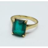 A 9ct gold and green stone ring, 3g, M,