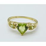 A 9ct gold and peridot ring, 1.