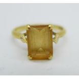 An 18ct gold Art Nouveau citron quartz ring, 4.