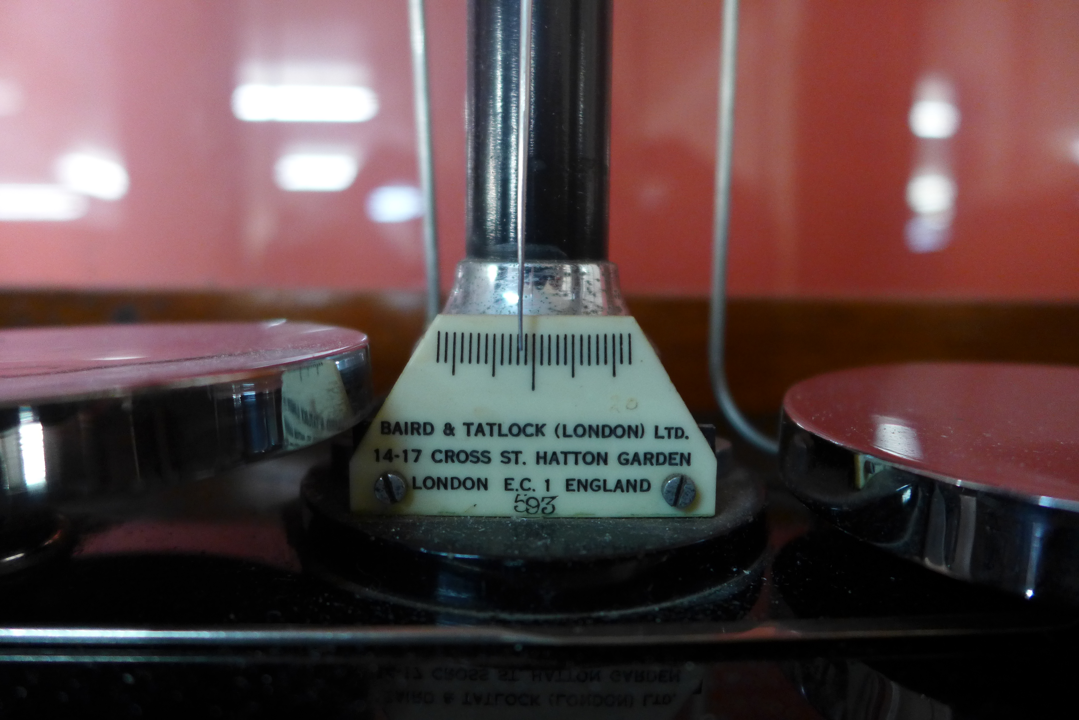 A mahogany and glass cased set of chemist balance scales - Image 4 of 4