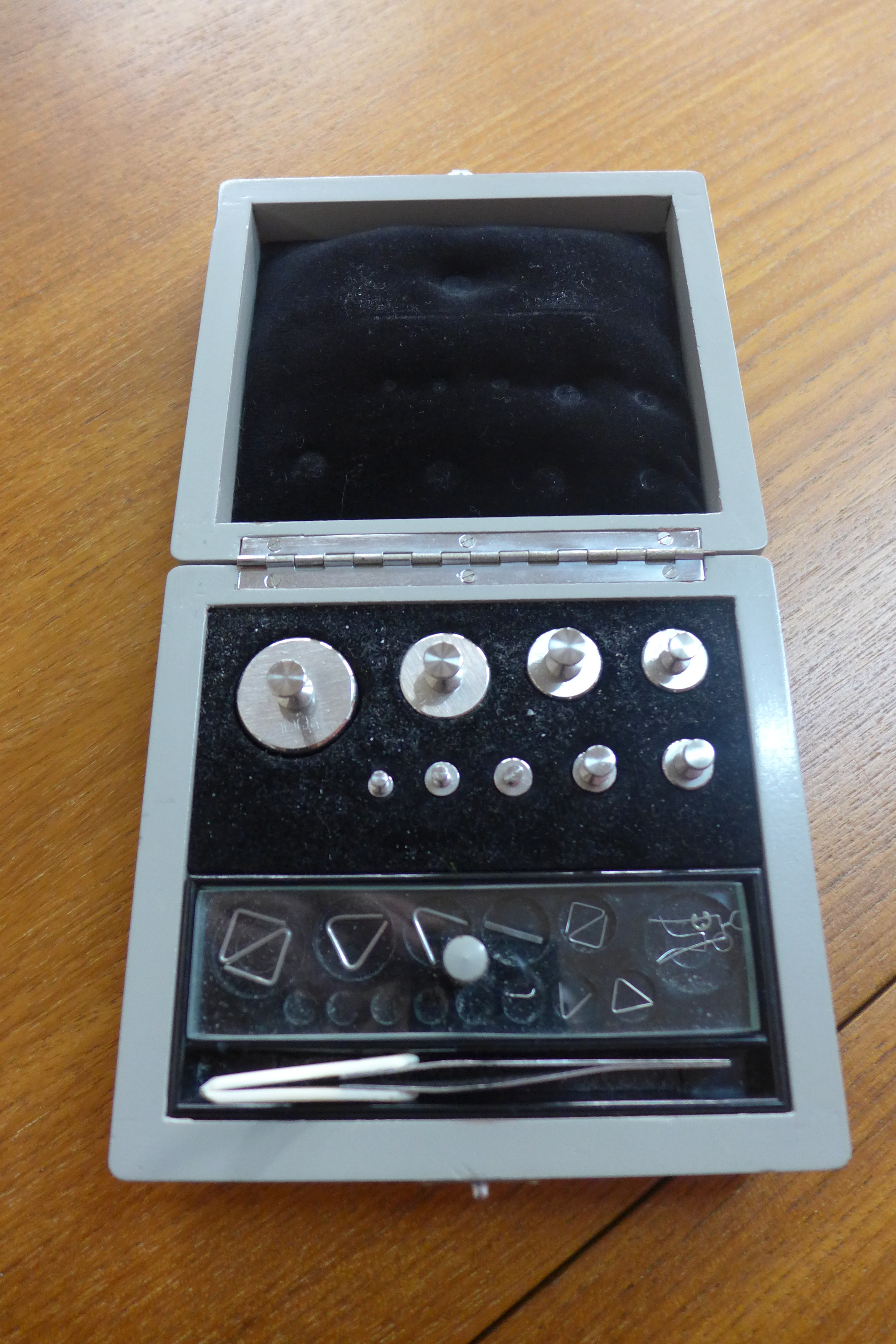 A mahogany and glass cased set of chemist balance scales - Image 3 of 4