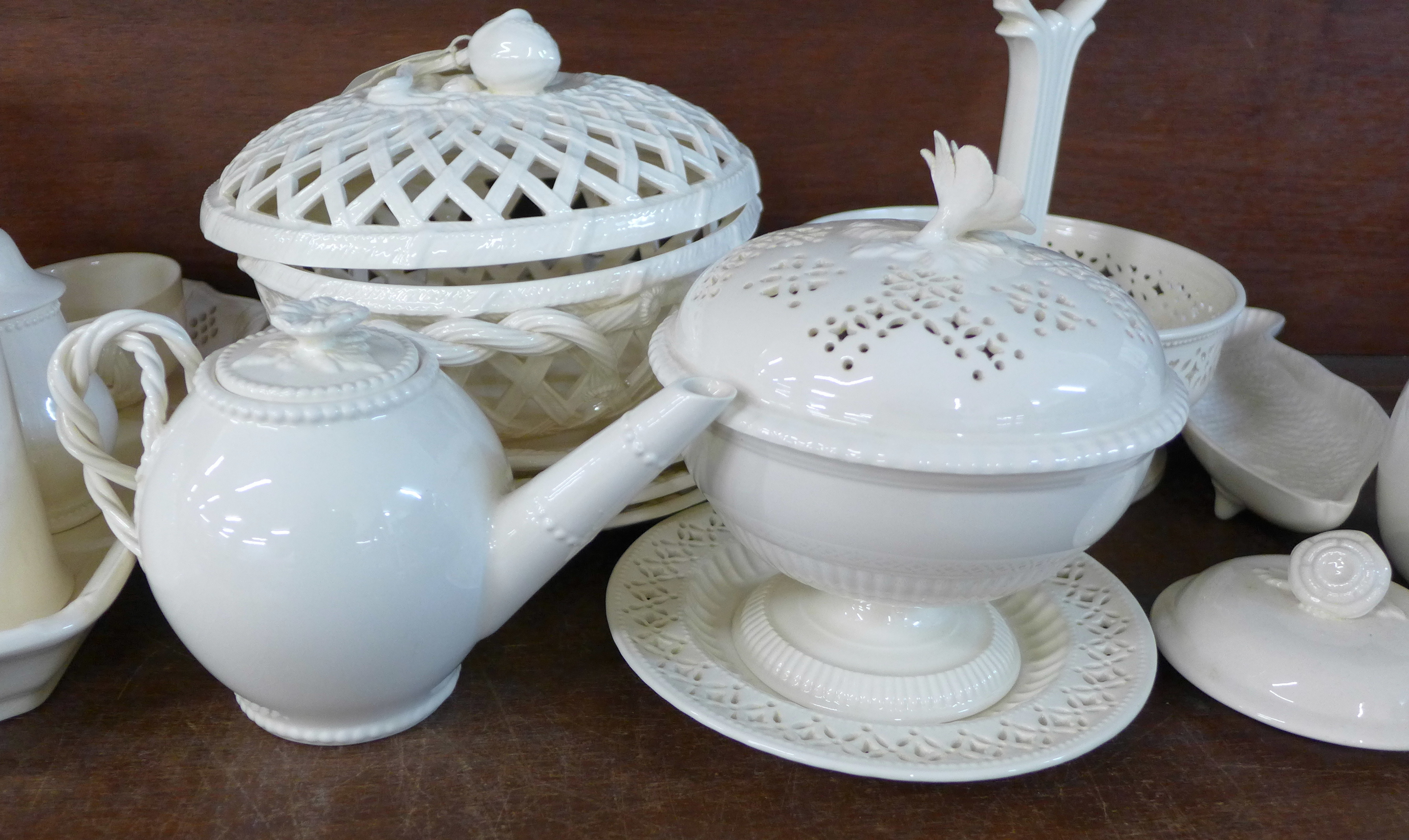 A collection of Leeds ware including two bowls with pierced lids, a 'basket', two small teapots, - Image 3 of 4