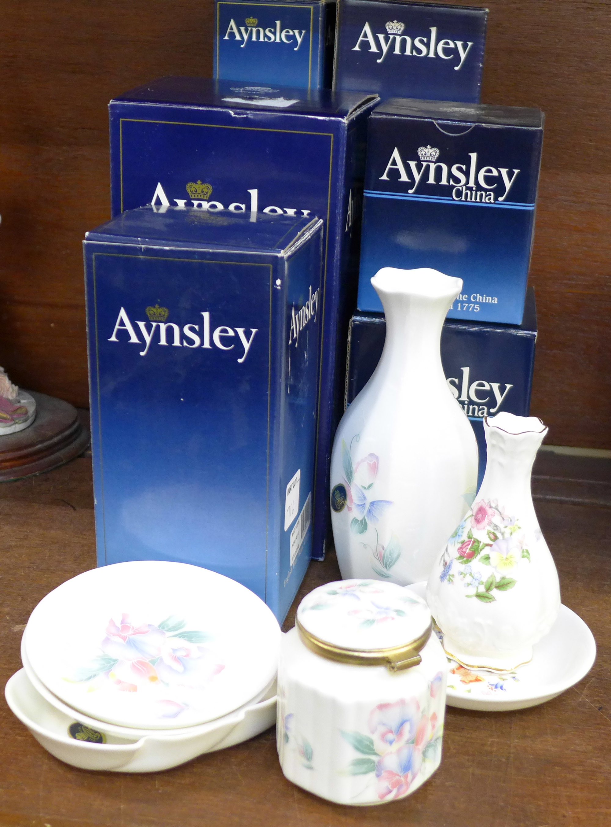 A collection of Aynsley