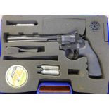 A Smith & Wesson Mod 586 air pistol with accessories,