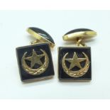 A pair of 18ct gold cufflinks, 5.