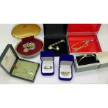 Assorted silver jewellery,