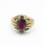 A 9ct gold and garnet ring, 5.