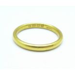 A 22ct gold wedding ring, 4.