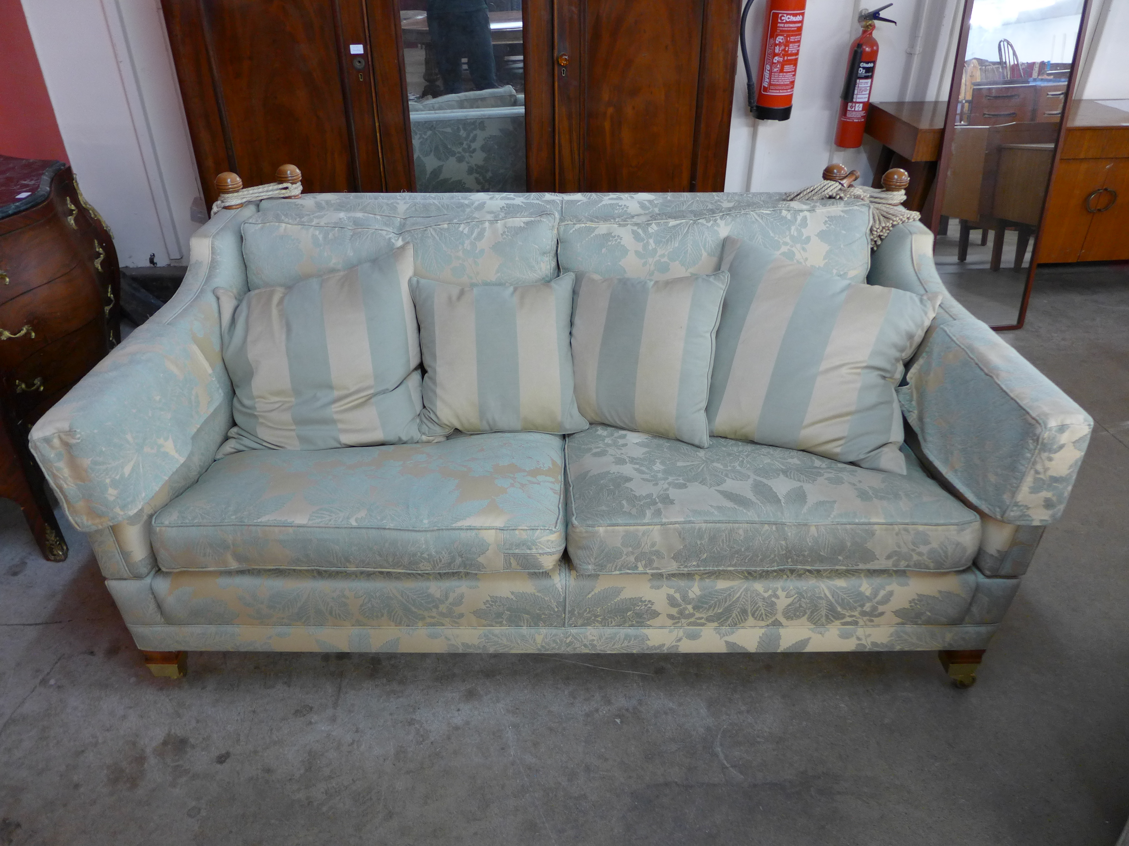 A pair of Duresta Trafalgar Knole style settees - Image 3 of 3