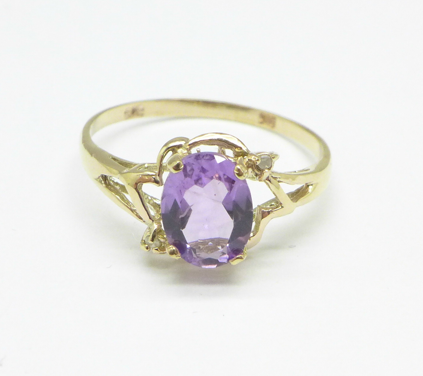 A 9ct gold and amethyst ring, 1.