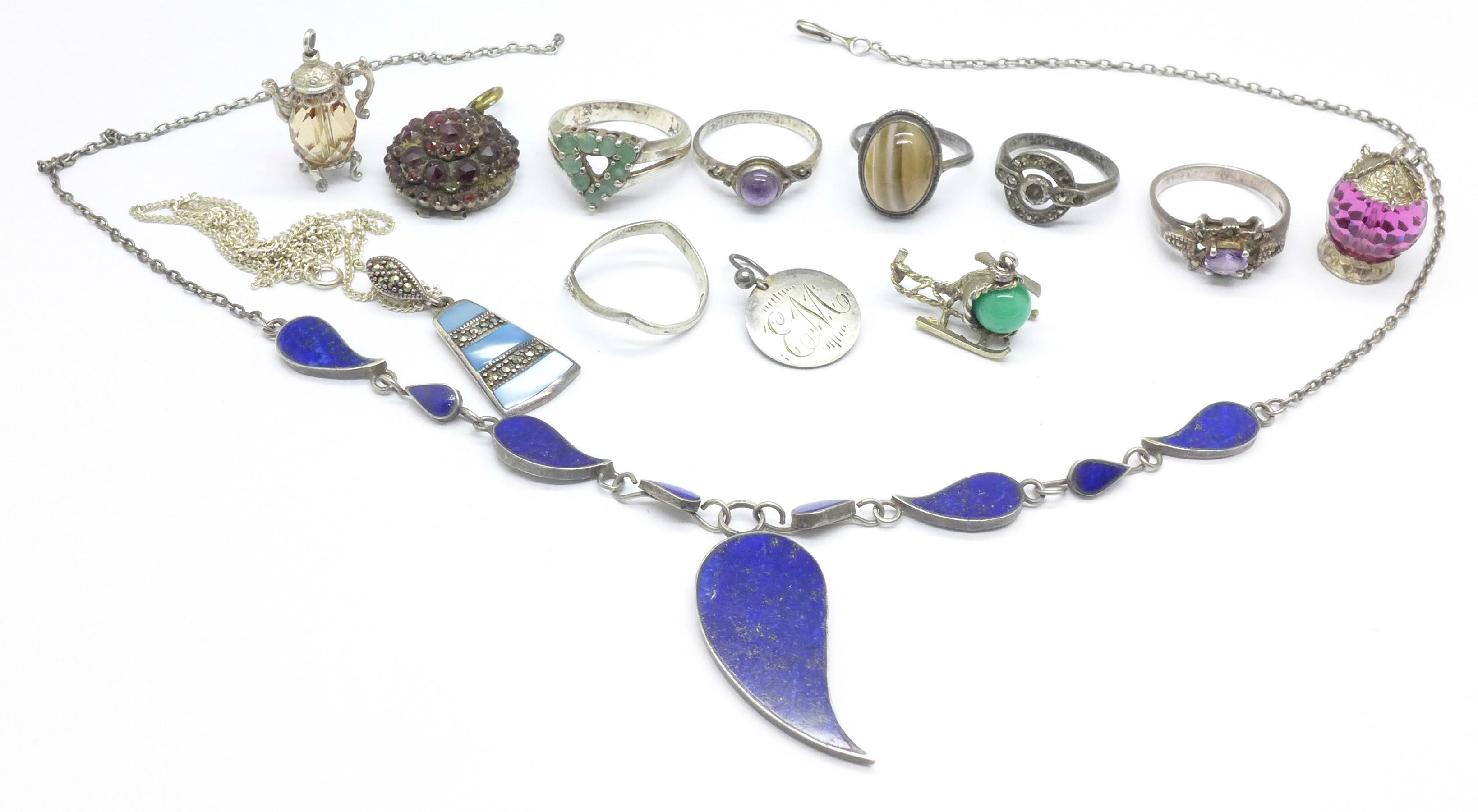 Jewellery including a garnet pendant, an agate set ring, a lapis lazuli necklet, a/f, charms, etc.