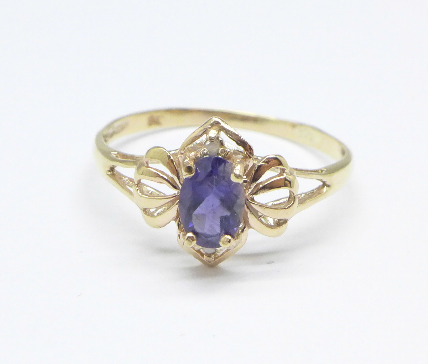 A 9ct gold iolight ring, 1.