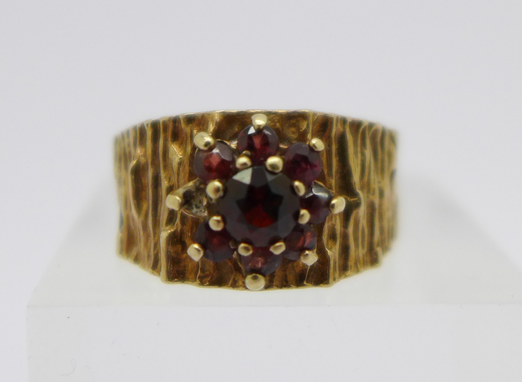 A 9ct gold and garnet ring, 4.