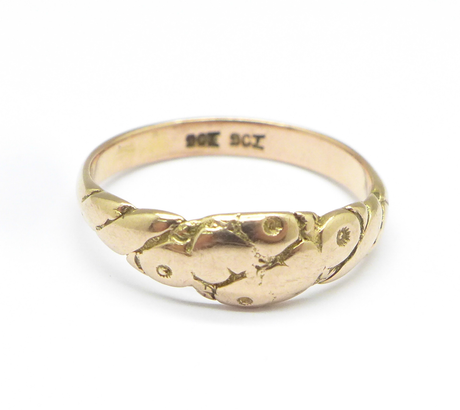 A 9ct gold ring, 2.