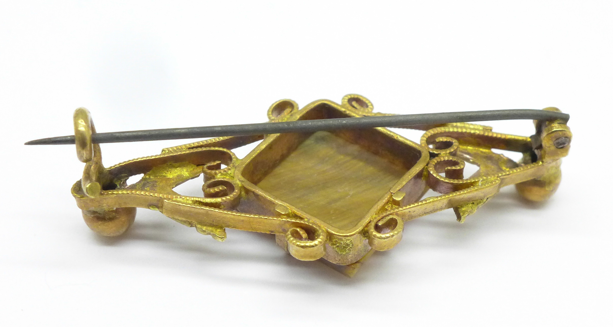 A yellow metal and tigers eye brooch, 4. - Image 2 of 2