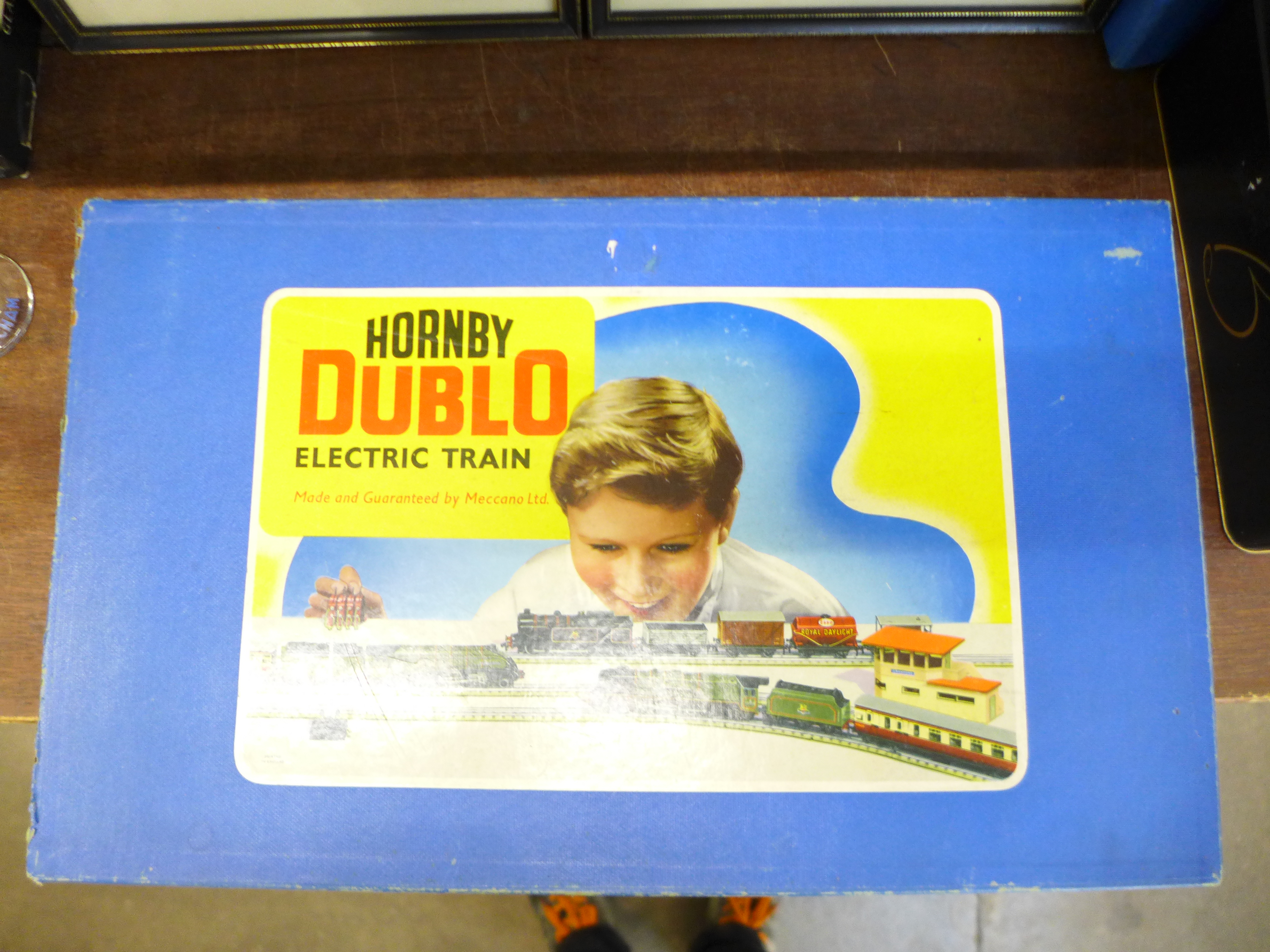 A Hornby Dublo electric train set, EDP22 passenger train,