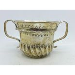 An early silver porringer, 158g,