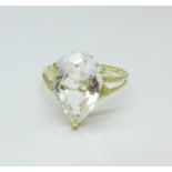 A 9ct gold and faceted white stone ring, 2g,