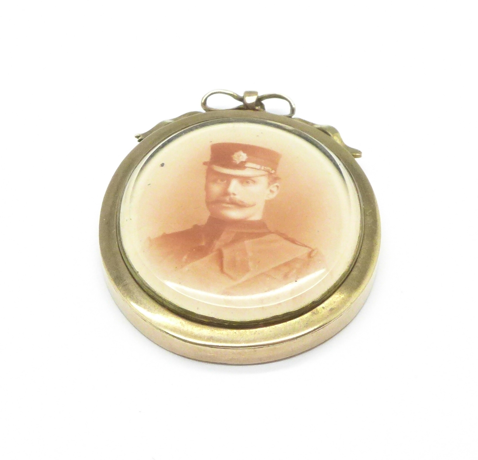 A yellow metal mounted photograph pendant,