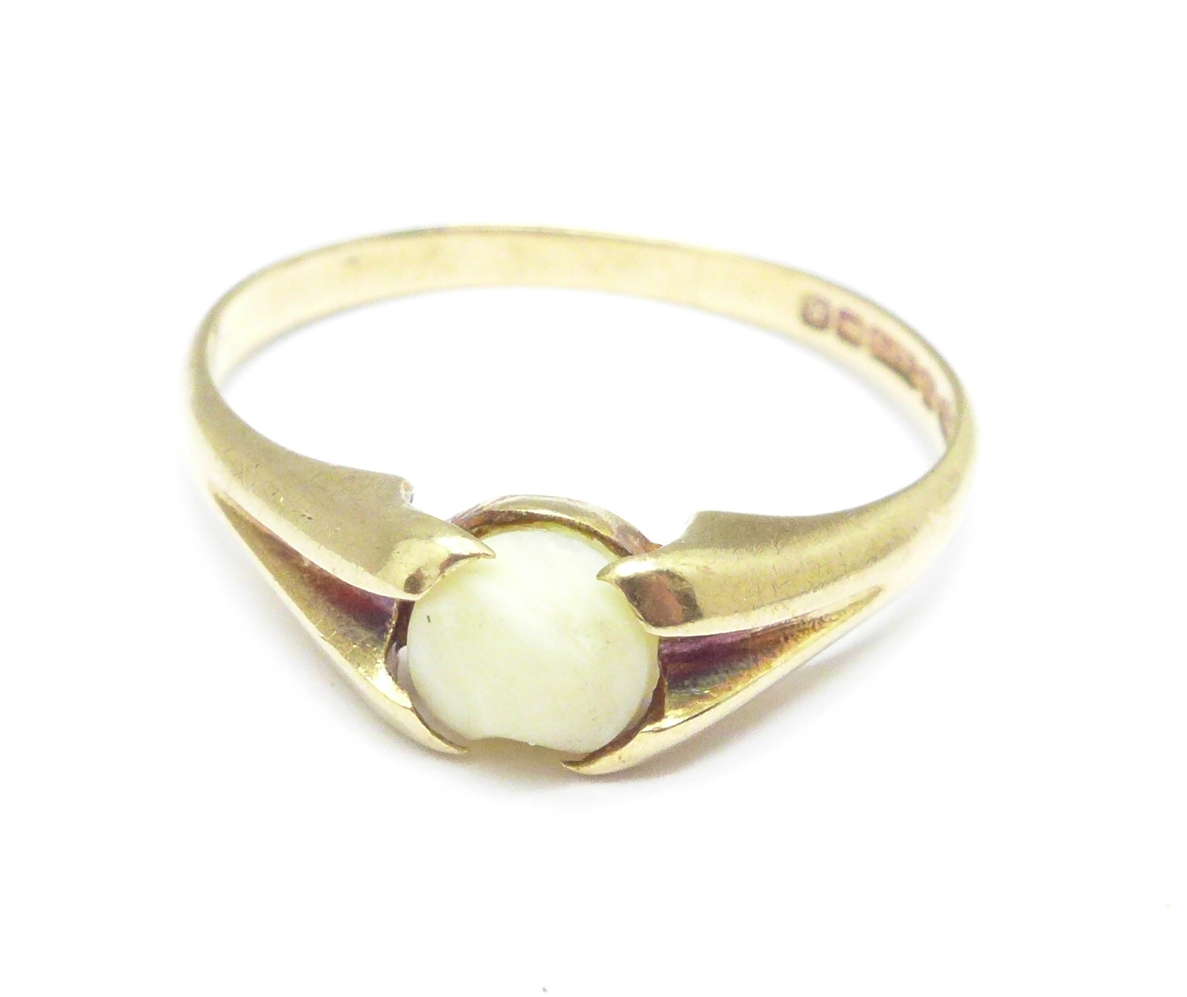 A 9ct gold ring, 2.