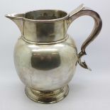 A Victorian silver jug, London 1893, 643g,