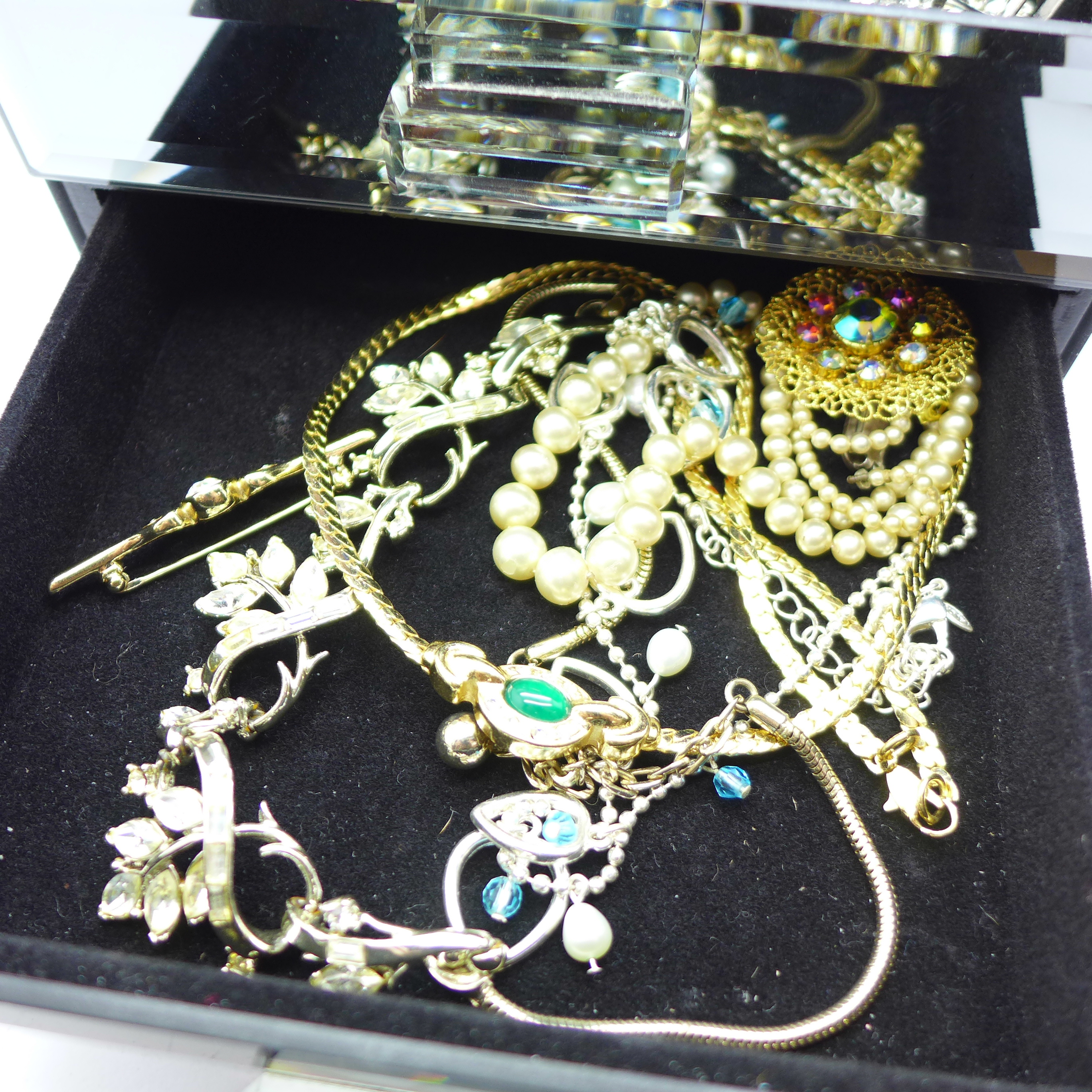 Fashion jewellery in a mirrored three drawer cabinet, 1. - Image 3 of 5