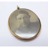 A 9ct gold photograph locket,