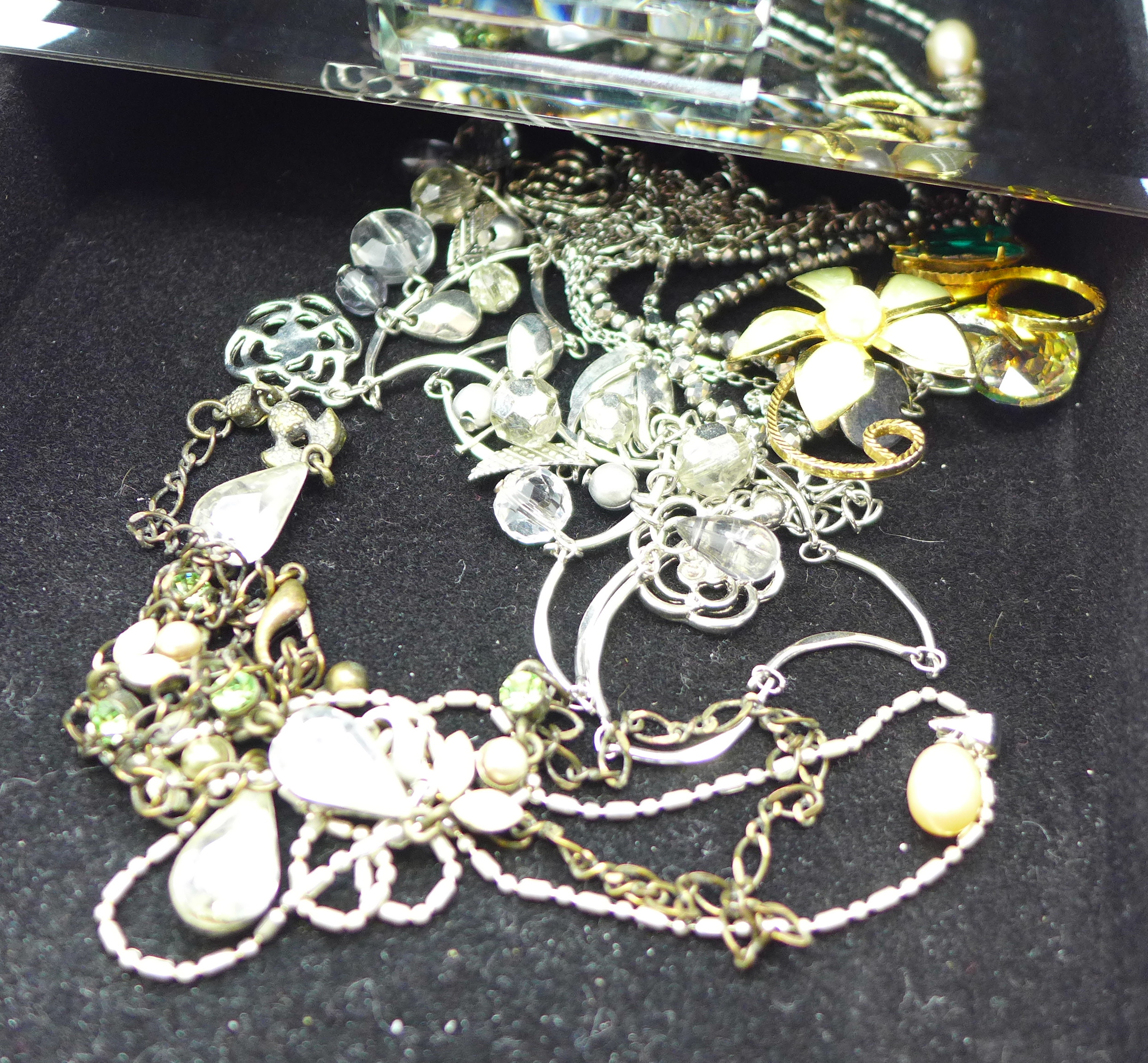 Fashion jewellery in a mirrored three drawer cabinet, 1. - Image 2 of 5