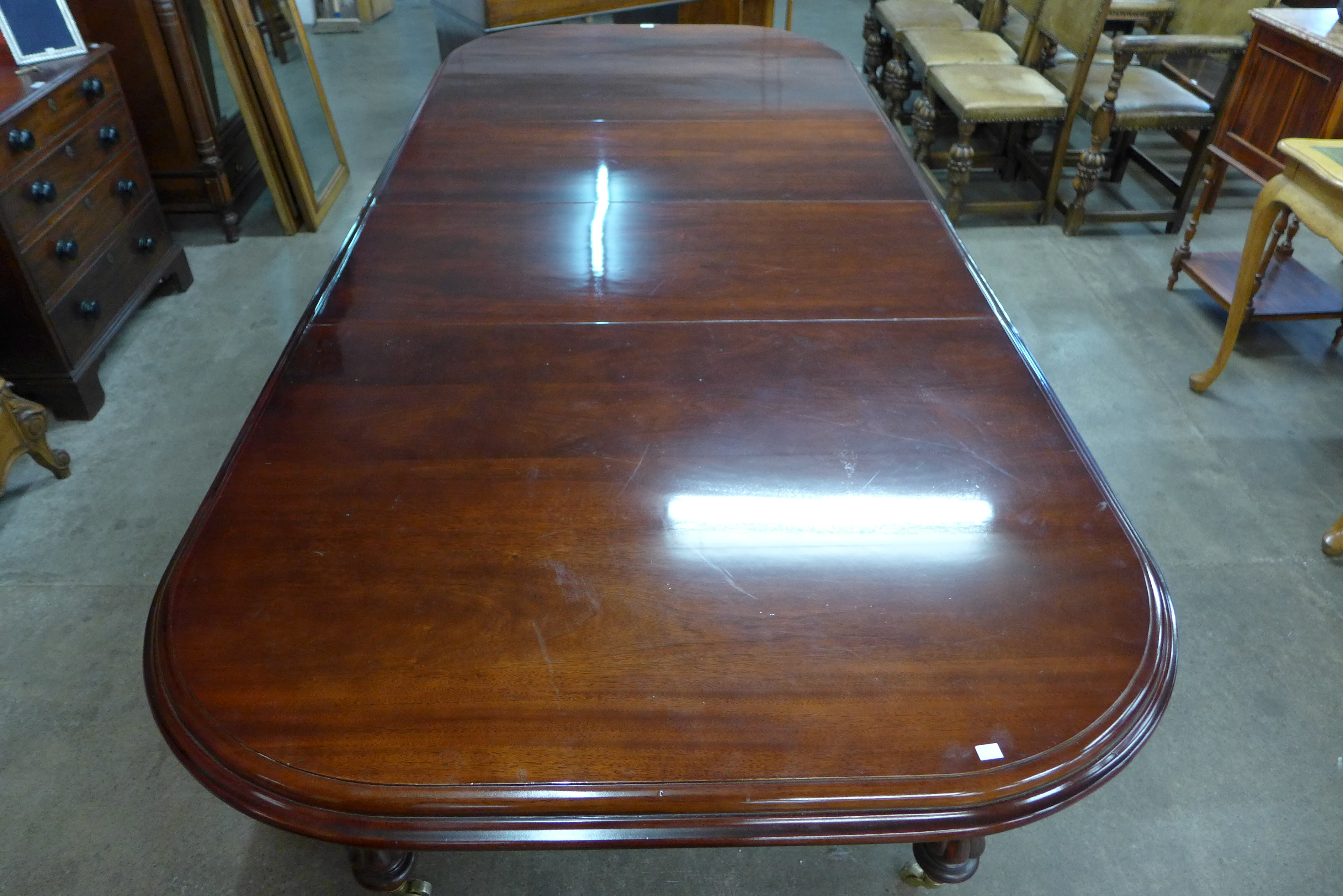 A Victorian style mahogany extending dining table - Image 3 of 3