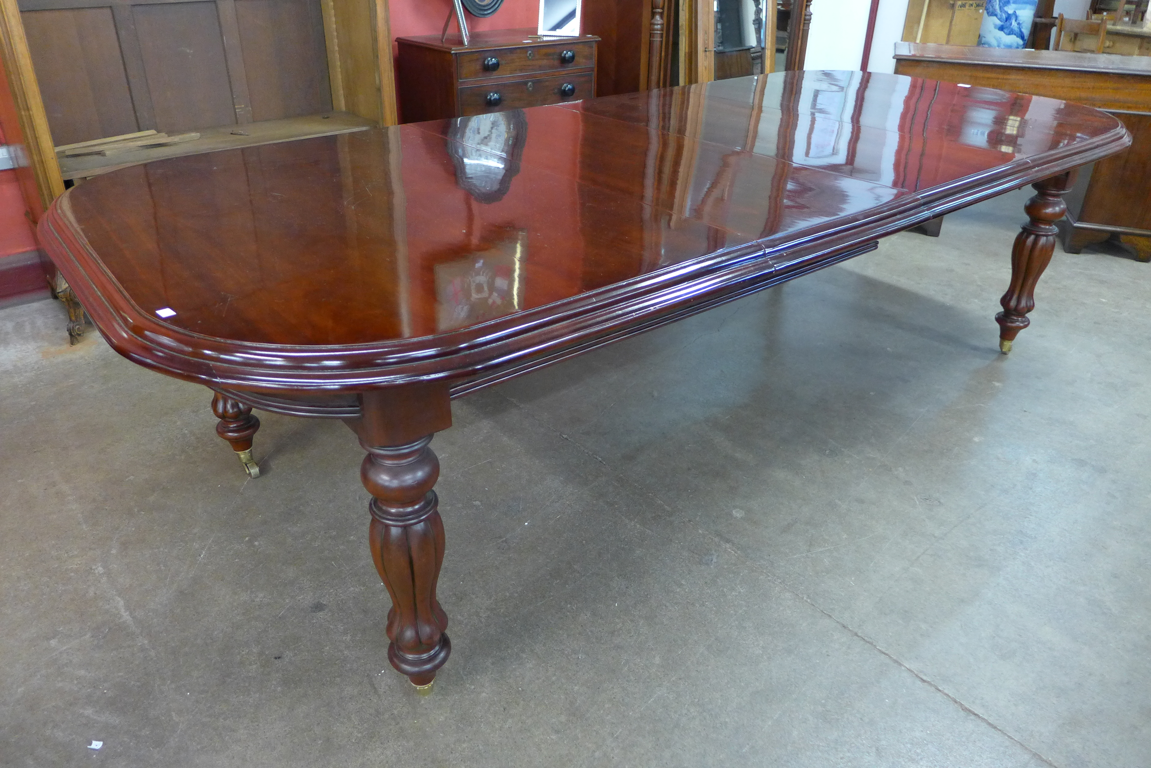 A Victorian style mahogany extending dining table - Image 2 of 3