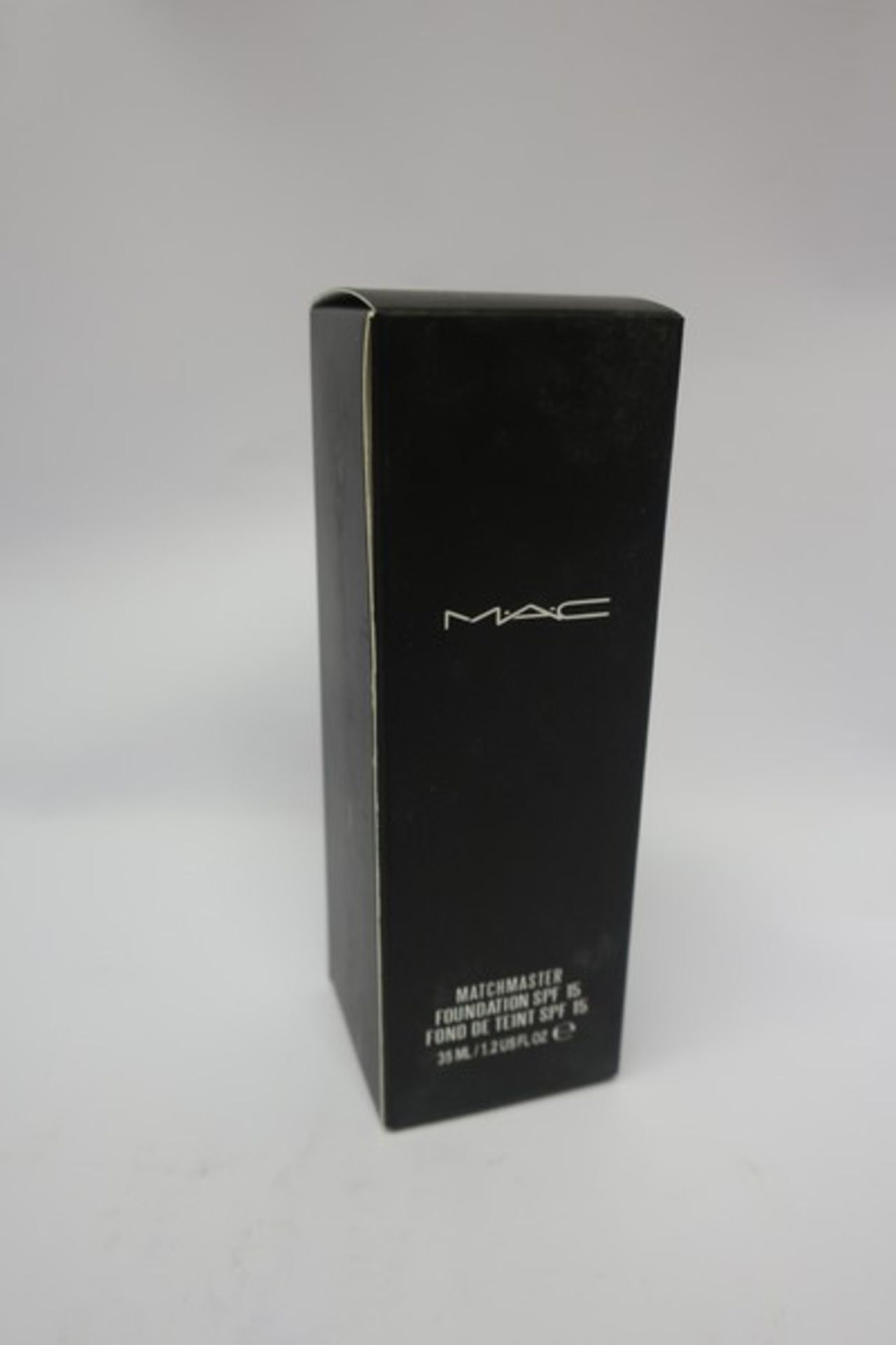 Twelve MAC matchmaster foundation SPF 15 (35 ml).