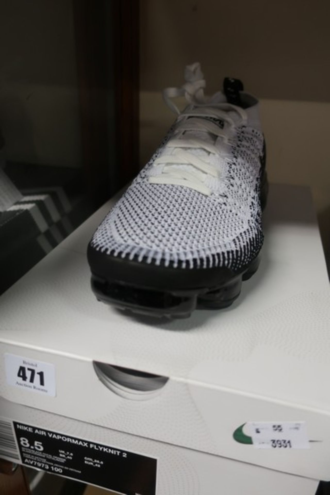 A pair of as new Nike Air Vapormax Flyknit 2 trainers (UK 7.5).