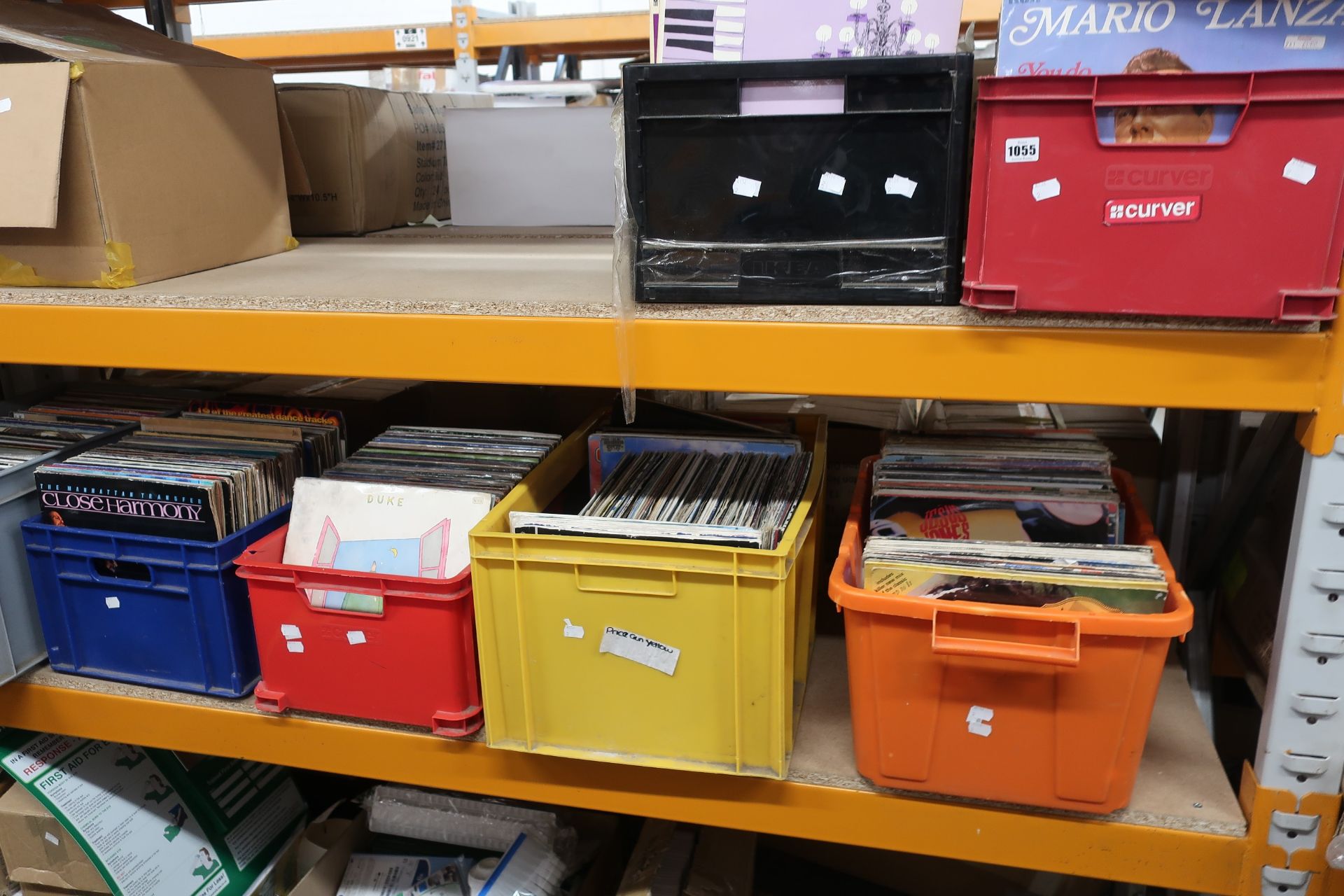A large quantity of pre-owned 12" vinyl to include Aretha Franklin, Babylon Zoo, Genesis, Neil
