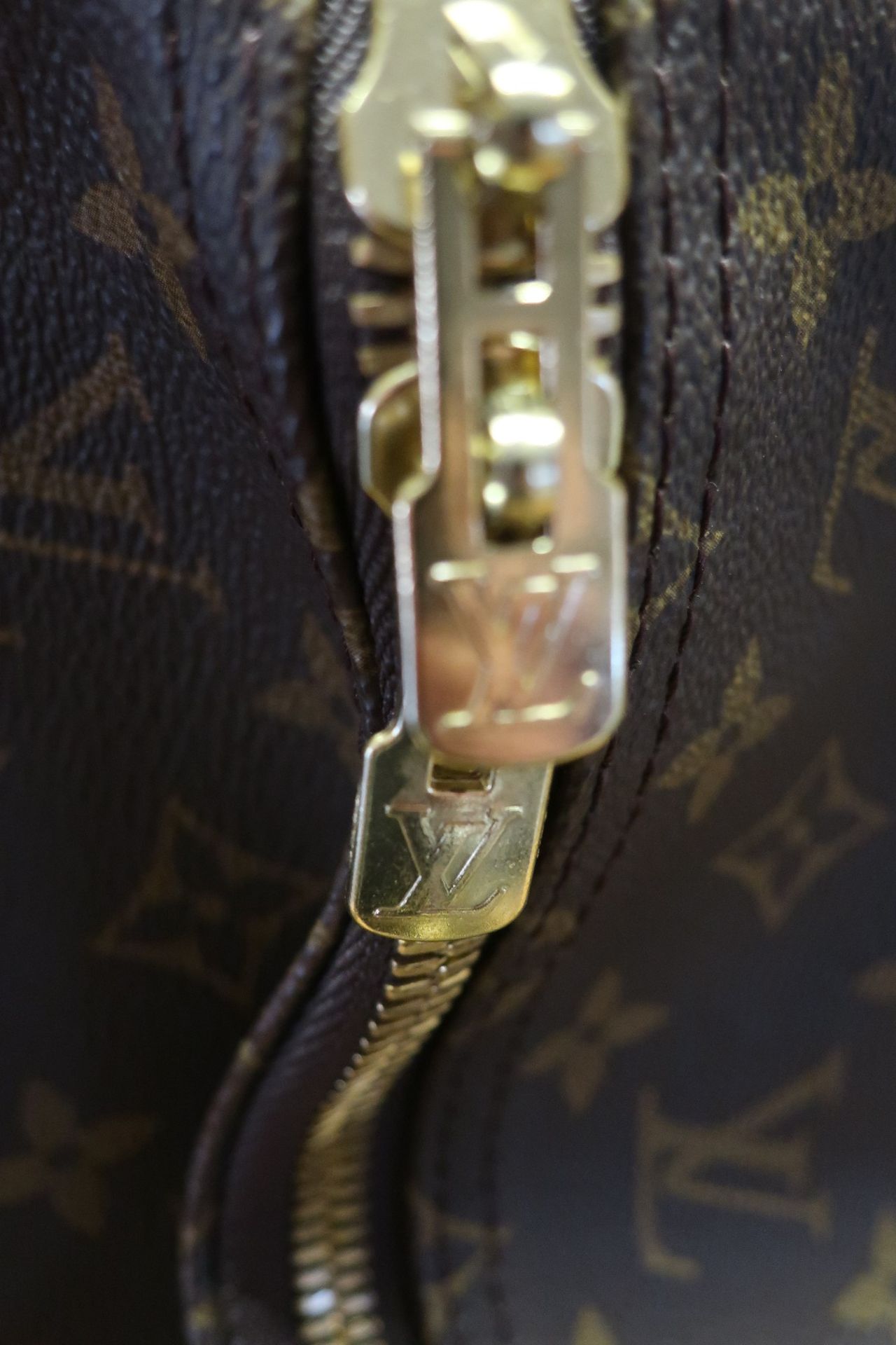 A pre-owned Louis Vuitton brown/gold holdall (Excellent condition). - Image 3 of 5