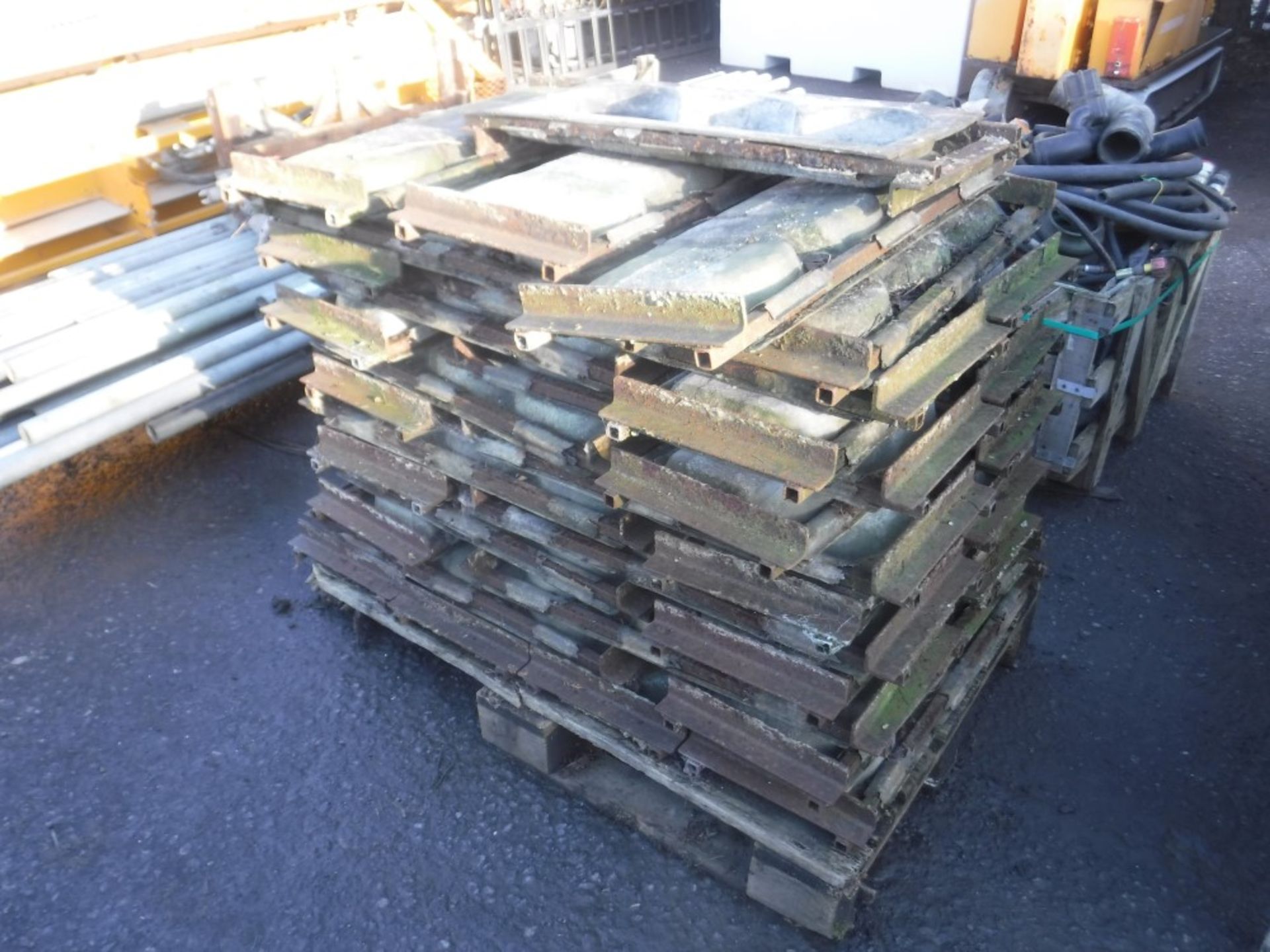 PALLET OF MOULDS [NO VAT]