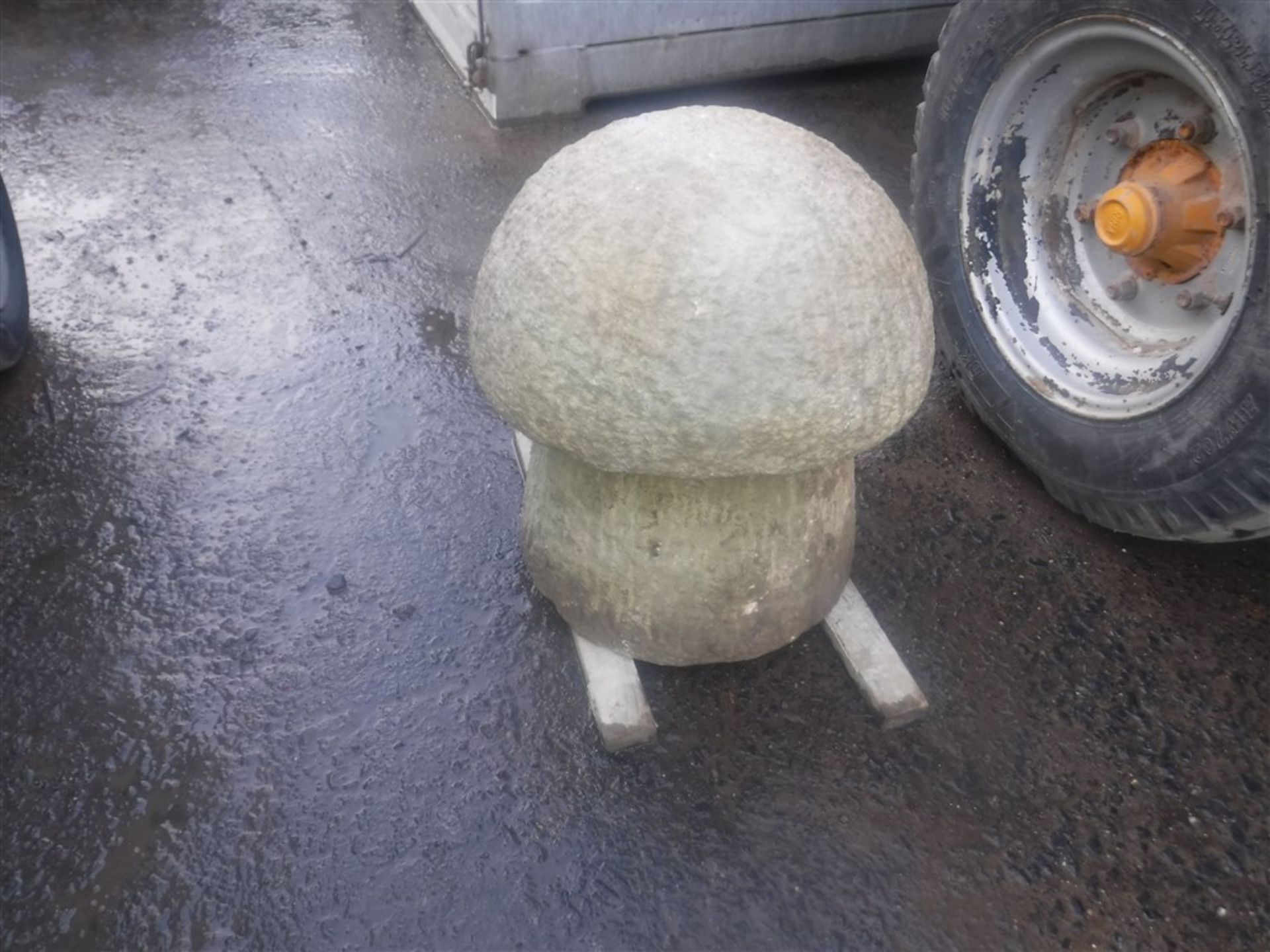 NATURAL STONE CARVED MUSHROOM [NO VAT]