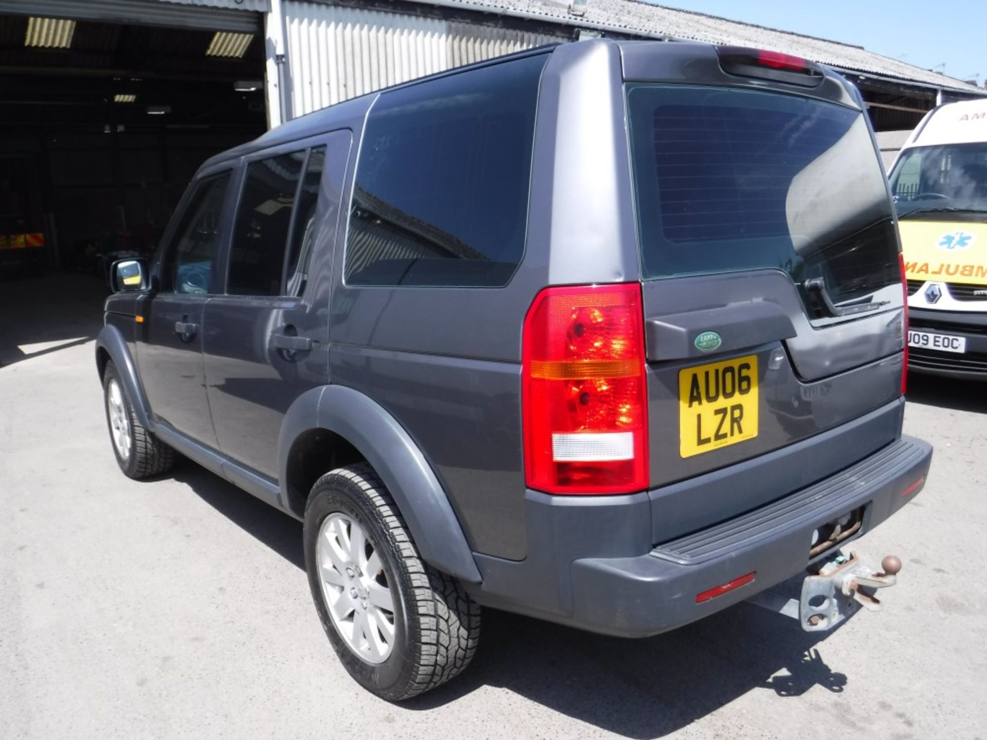 06 reg LAND ROVER DISCOVERY 3 TDV6, 1ST REG 04/06, 260458KM WARRANTED, V5 HERE, 5 FORMER - Image 3 of 5