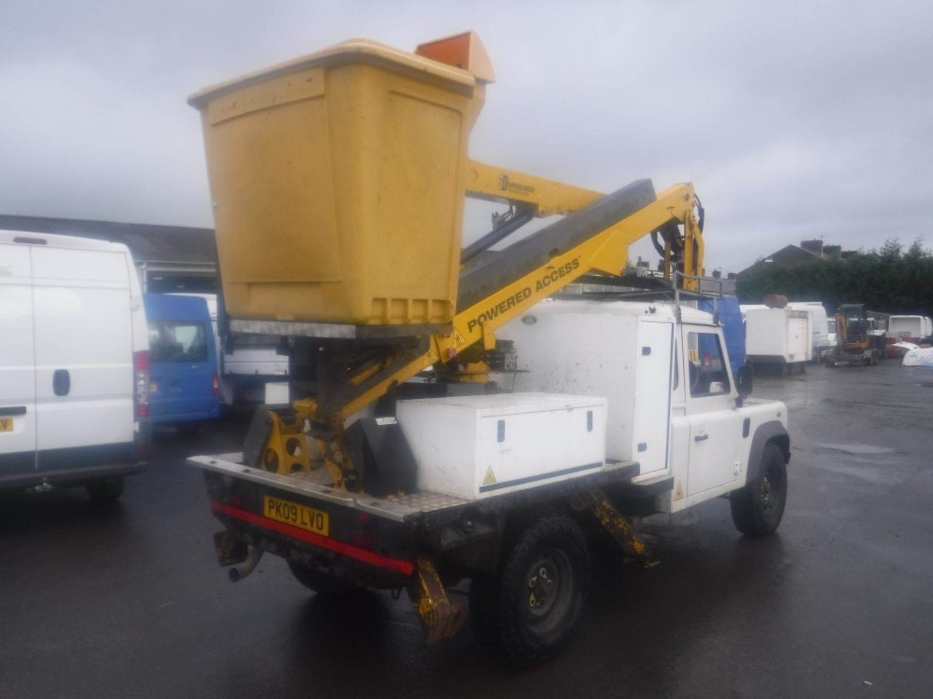 09 reg LAND ROVER DEFENDER 130 S/C C/W POWERED ACCESS LIFT (DIRECT ELECTRICITY NW) 1ST REG 06/09, - Image 4 of 5