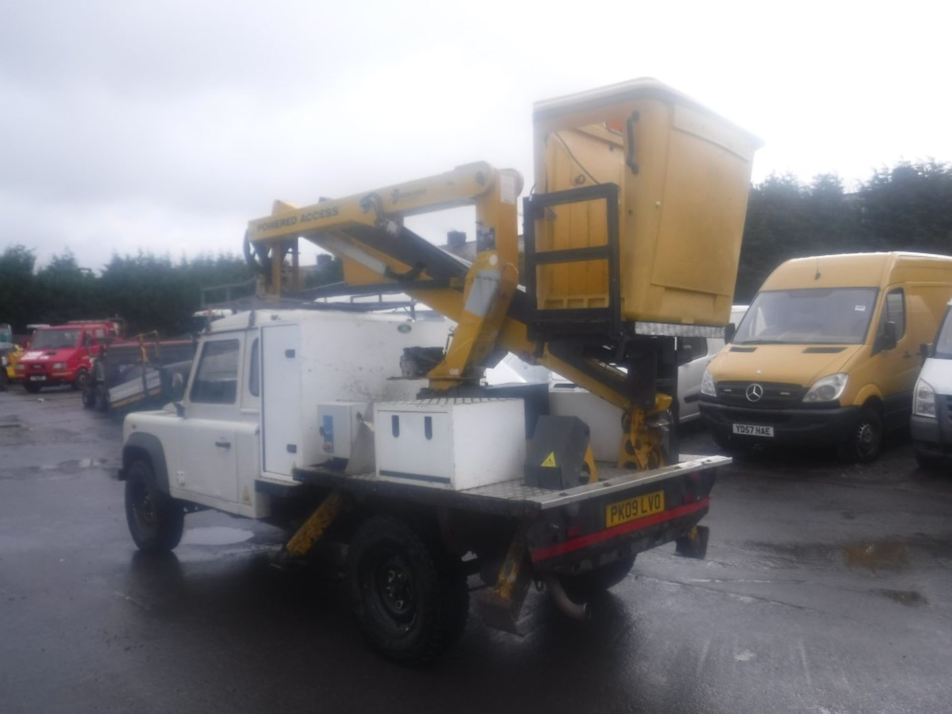 09 reg LAND ROVER DEFENDER 130 S/C C/W POWERED ACCESS LIFT (DIRECT ELECTRICITY NW) 1ST REG 06/09, - Image 3 of 5