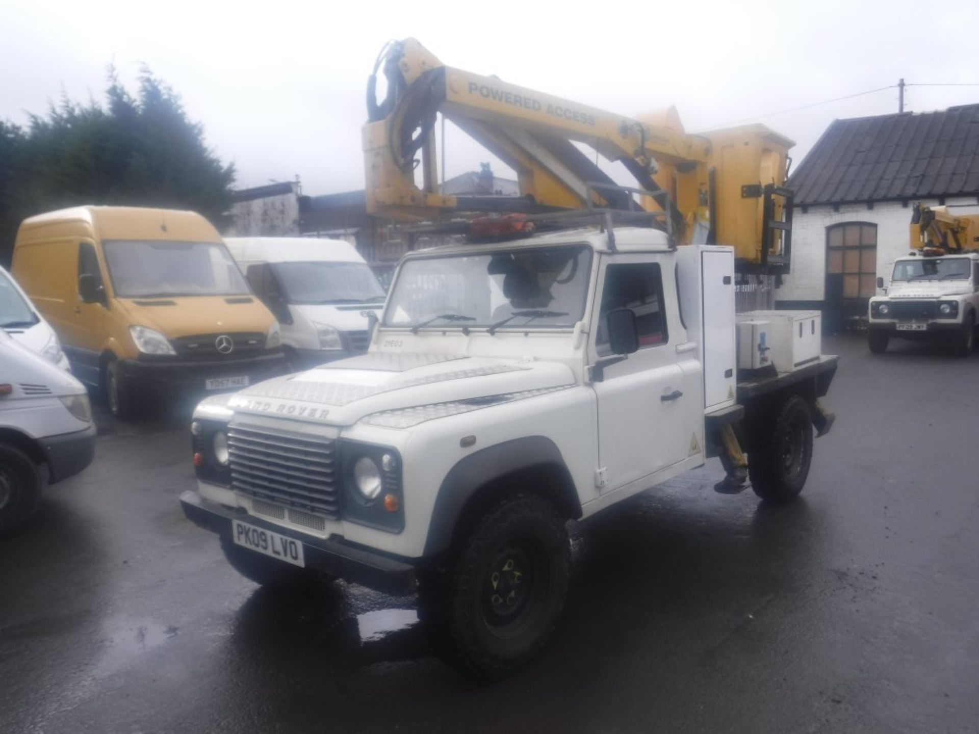 09 reg LAND ROVER DEFENDER 130 S/C C/W POWERED ACCESS LIFT (DIRECT ELECTRICITY NW) 1ST REG 06/09, - Image 2 of 5