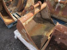 VOLVO 5 TON 33" DIGGING BUCKET (5) [+ VAT]