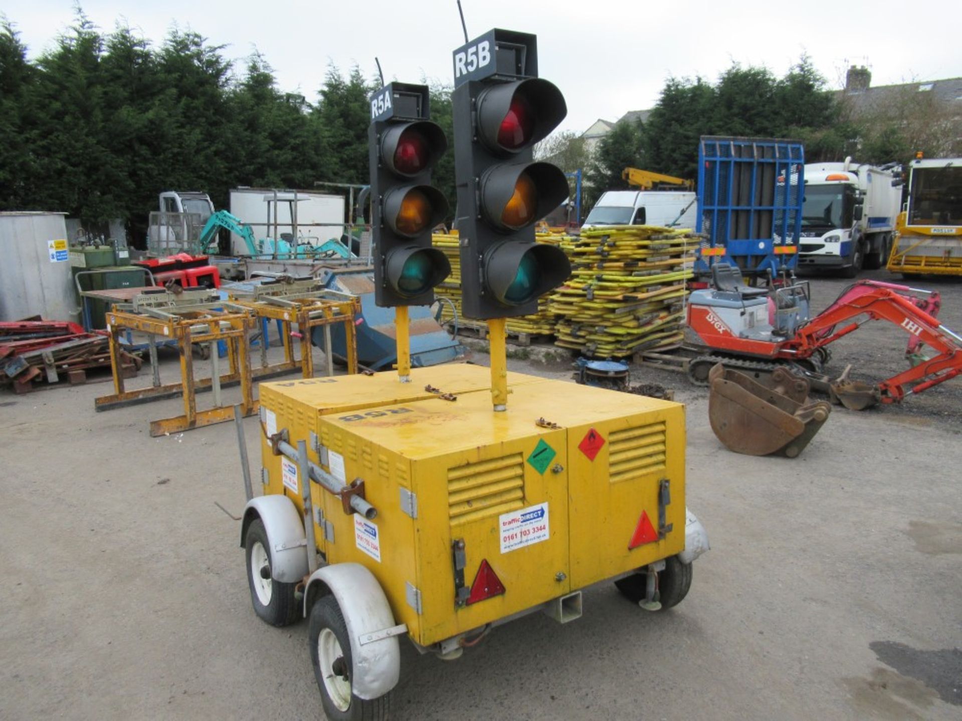 2 WAY MOBILE TRAFFIC LIGHT SET [+ VAT] - Image 2 of 2